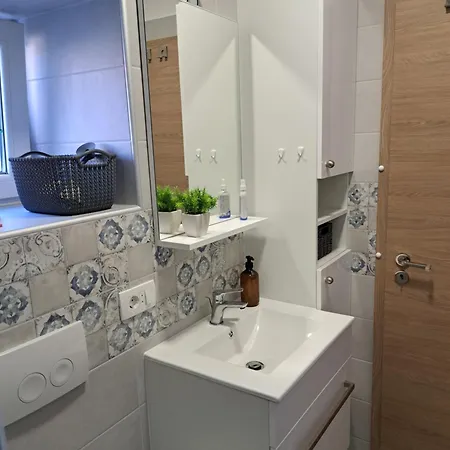 Tiny House For 2 Bakar בית נופש Hreljin